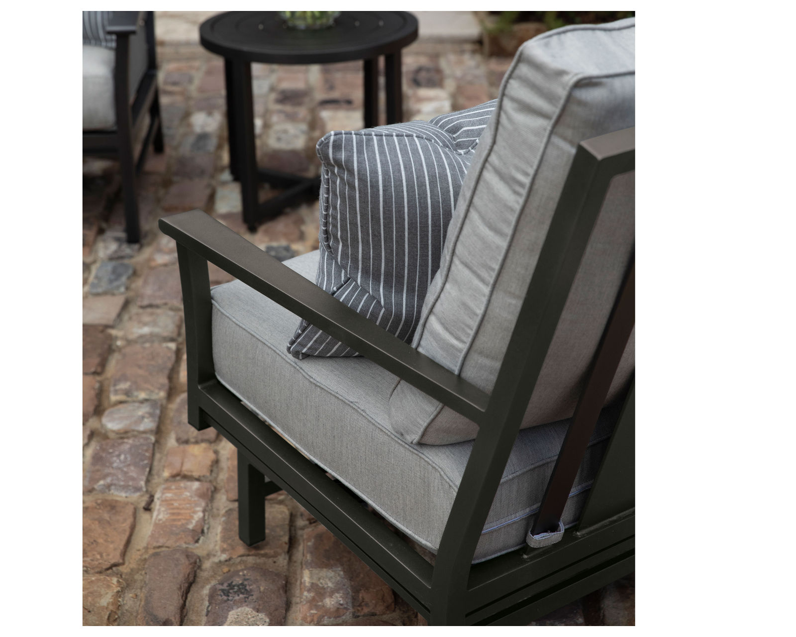 Montana Outdoor Lounge Chair (110 fabrics - 8 metal finishes)