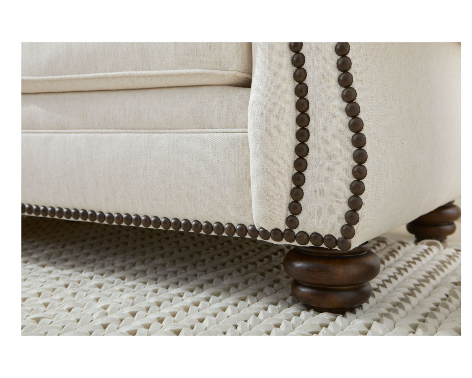 Bexley 8648 Nailhead Sofa (+100 fabrics) 91" - Detail Nailhead Base