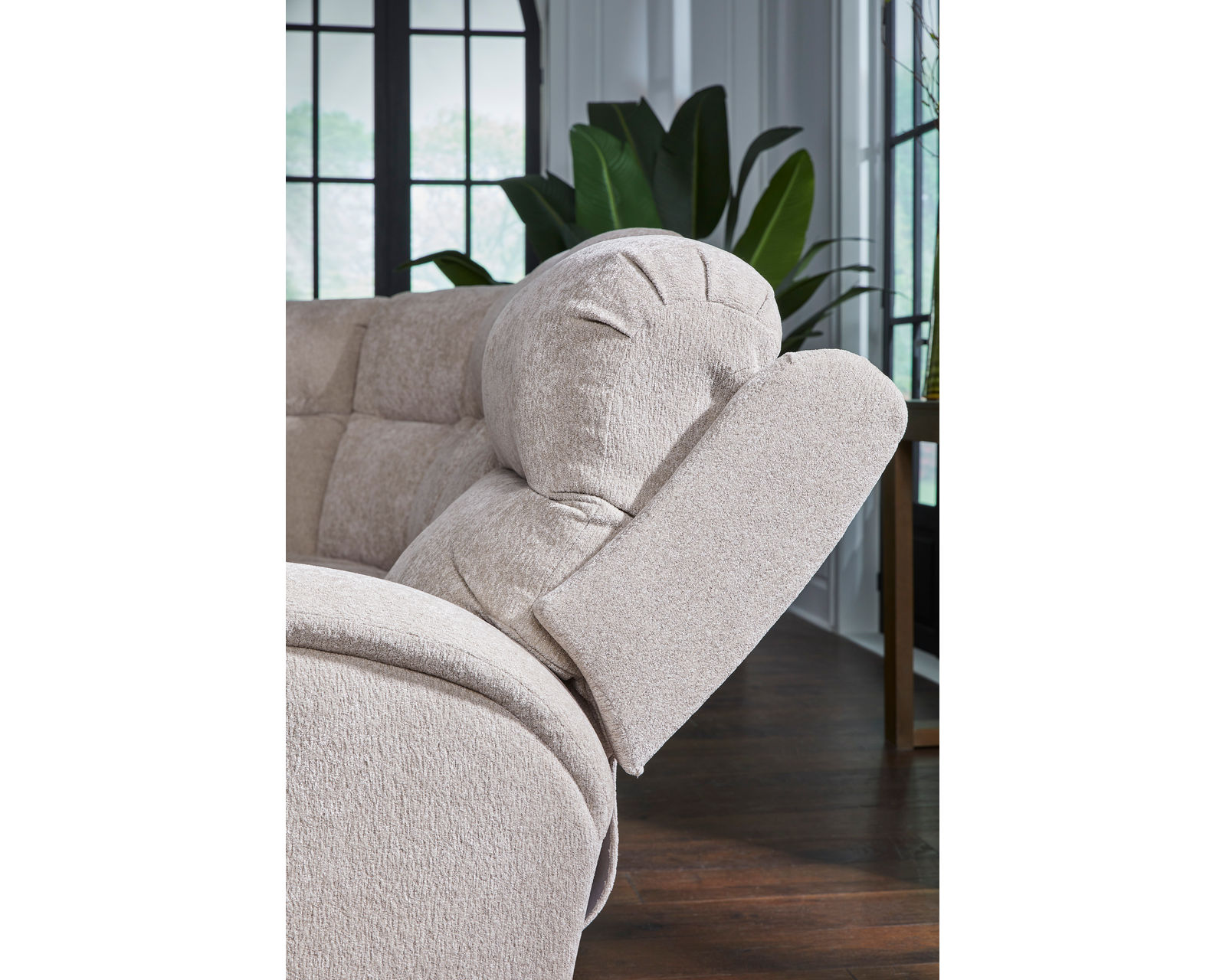 Maverly Reclining Sectional (+100 fabrics)