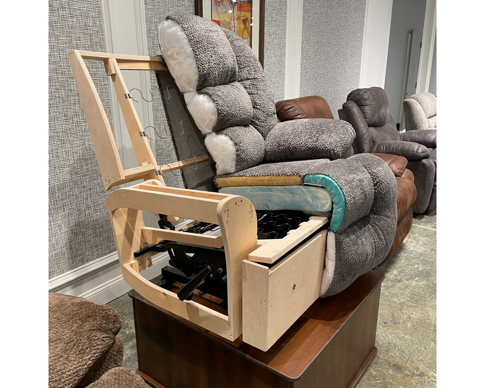 Everest 9517 500 lb. Oversized Big Man's Rocker Recliner (Built Bigger. Built Stronger. Built for Serious Comfort) 2 colors - Big on Space. Bigger on Support.