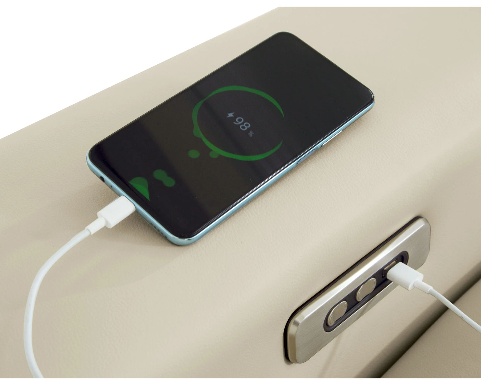 Tabor 44003 Power Headrest Power Reclining Sectional (+100 leathers) - Detail USB charging