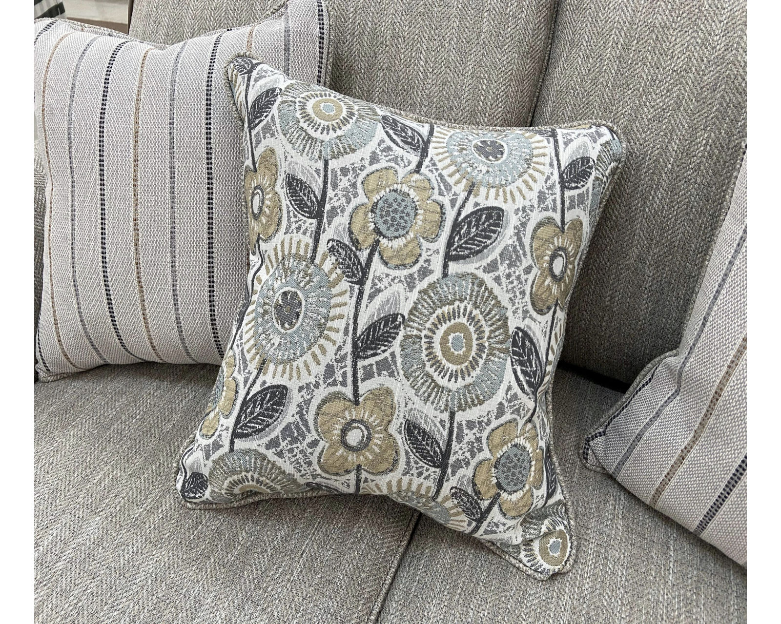 Vandy Heather 88" Sofa 1140 (Includes pillows) - Includes all pillows