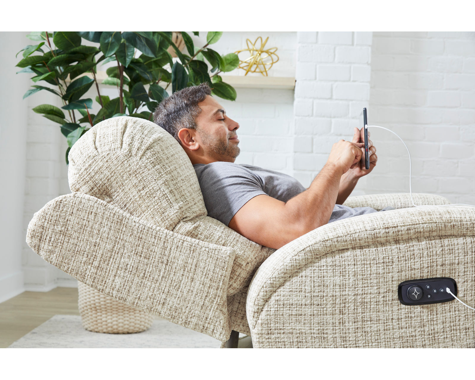 Maverly BeCozzi Triple Power Lift Recliner w/Heat & Massage (+100 fabrics) 350 Pounds - Maverly BeCozzi Triple Power Lift Recliner w/Heat & Massage