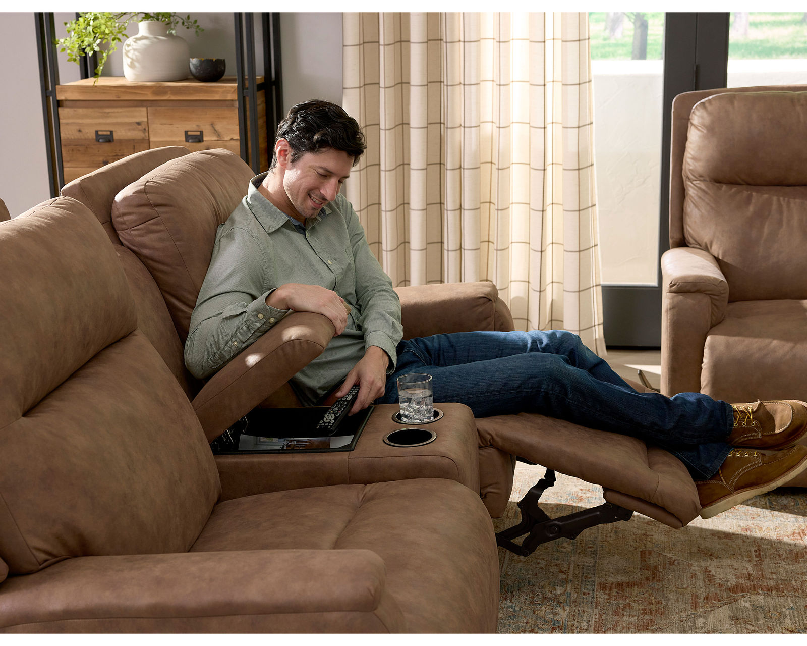 Derek Double Reclining Console Loveseat (+100 fabrics) - Derek Double Reclining Console Loveseat (Rocking Reclining Console Loveseat Available)