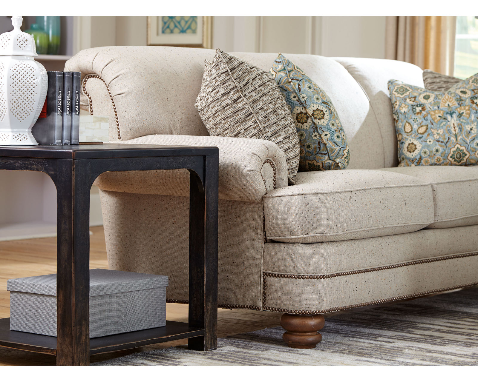 Bay Bridge 7791 Nailhead Loveseat (+100 fabrics) 