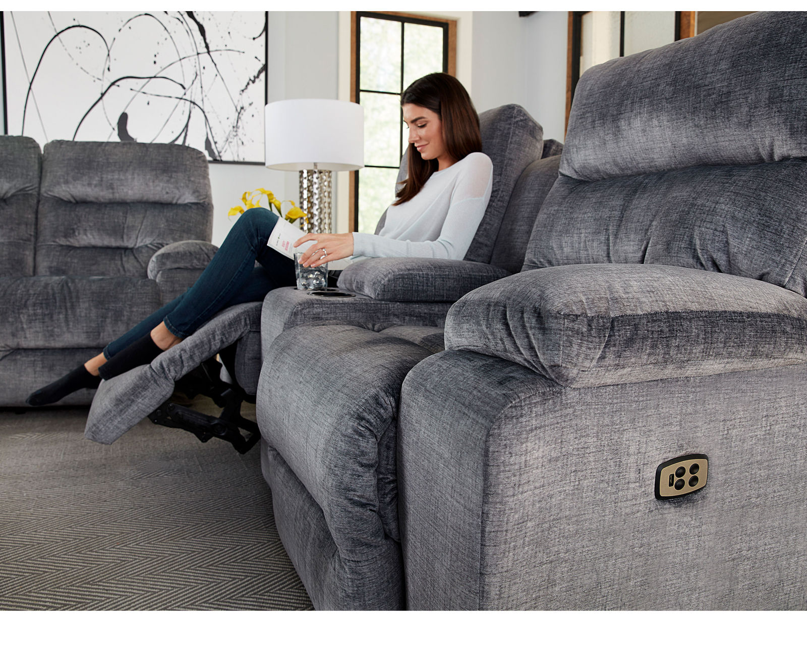 Ryson Double Reclining Console Loveseat (+100 fabrics) - Ryson Console Reclining Loveseat - Rocking Reclining Console Loveseat Available