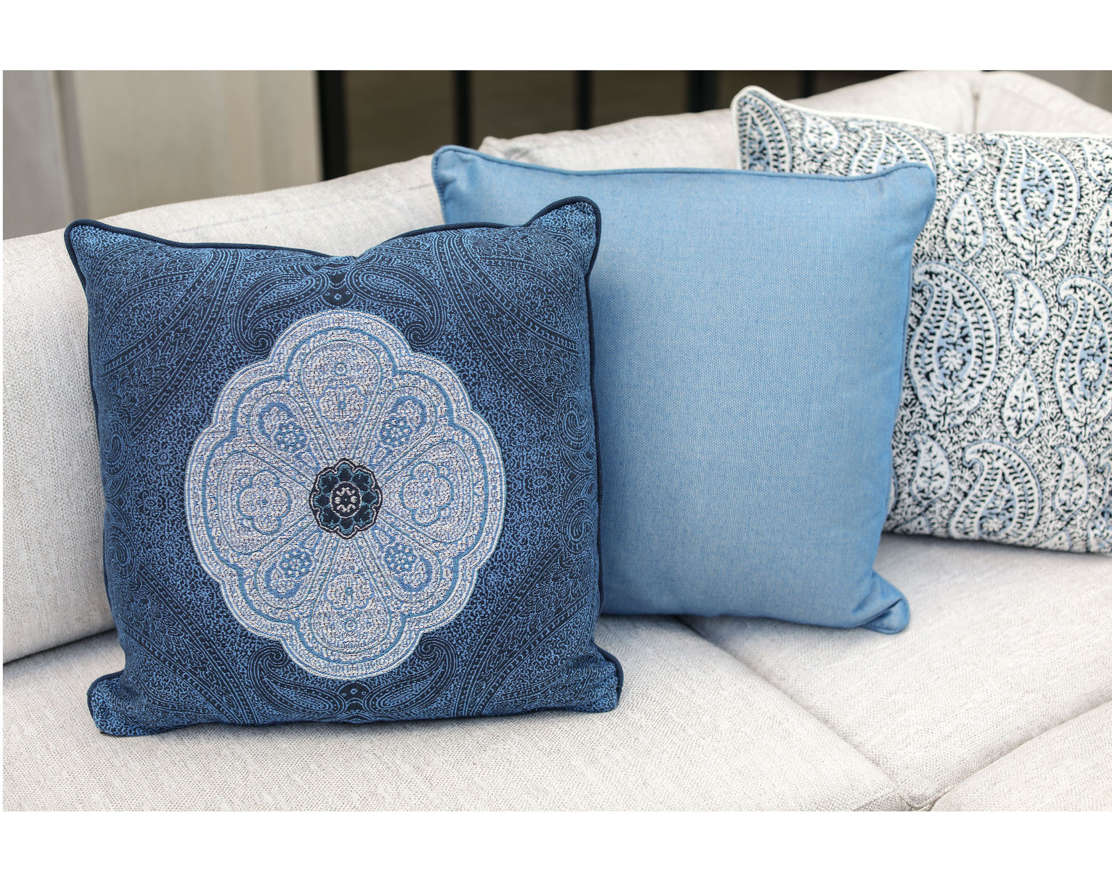 Willow Outdoor Sectional (110 fabrics - 8 metal finishes) - Image 17