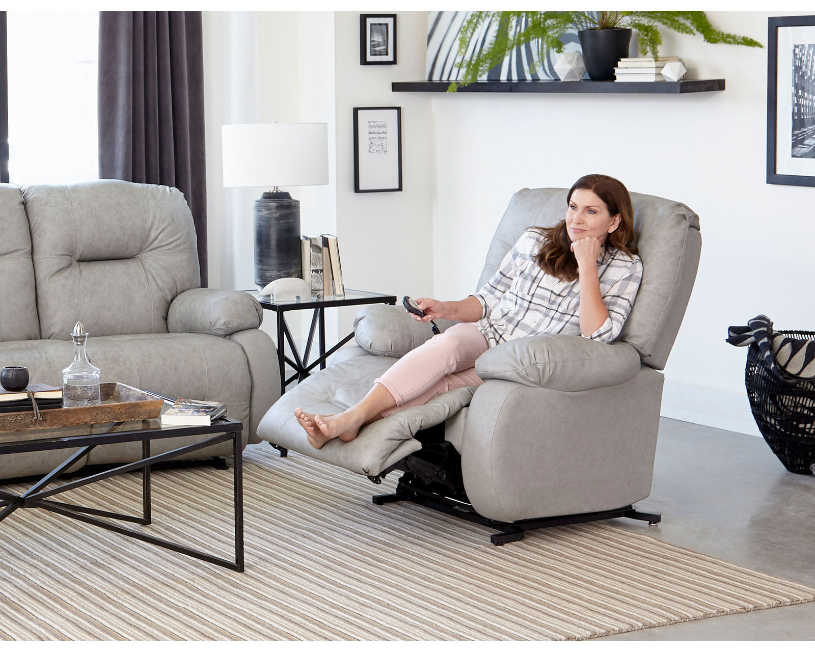 Brinley Double Reclining Console Loveseat (+100 fabrics) - Image 17